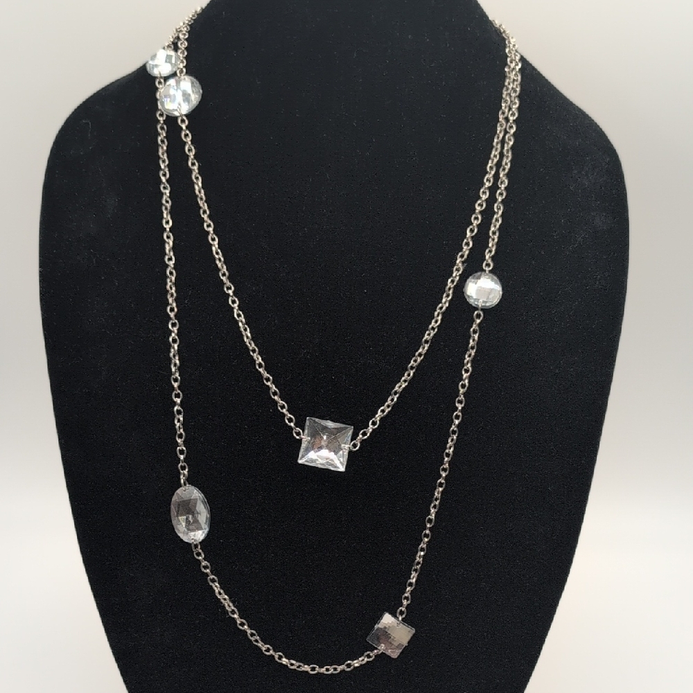 Elegant Silver Toned Chain Necklace with Crystal Geometric Accents